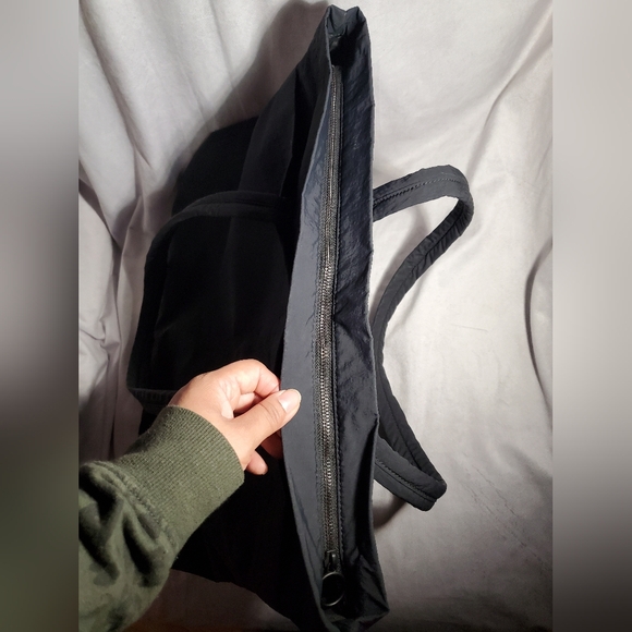 Lululemon Tote In Black Pull Zip - Picture 8 of 13